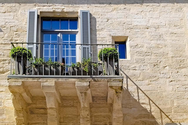 balkon s květinami