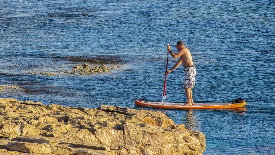 muž na paddleboardu